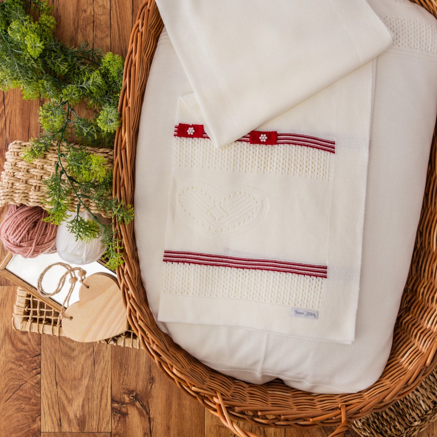 Manta de linha coração off white e vermelho Manta de linha coração off white e vermelho